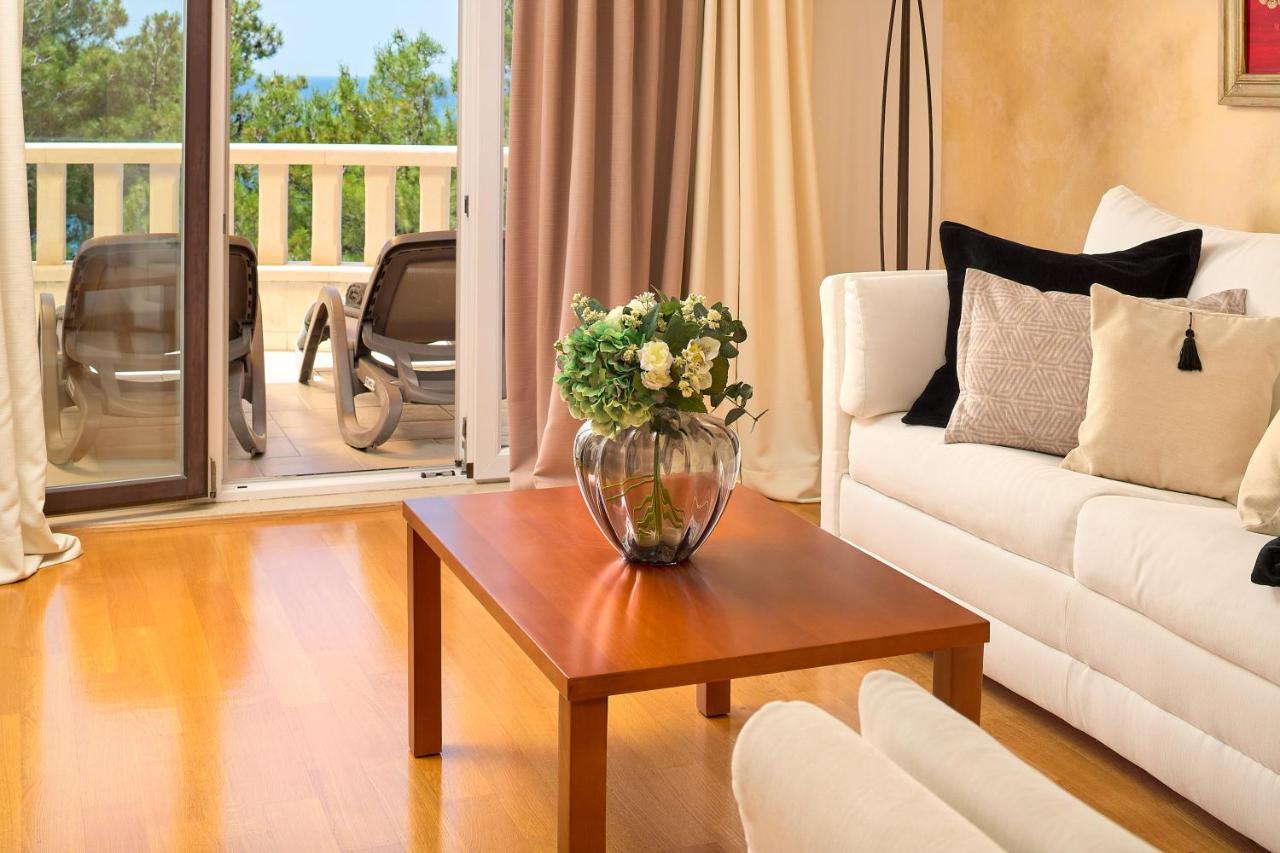 Apartament typu Junior Suite z balkonem i widokiem na morze